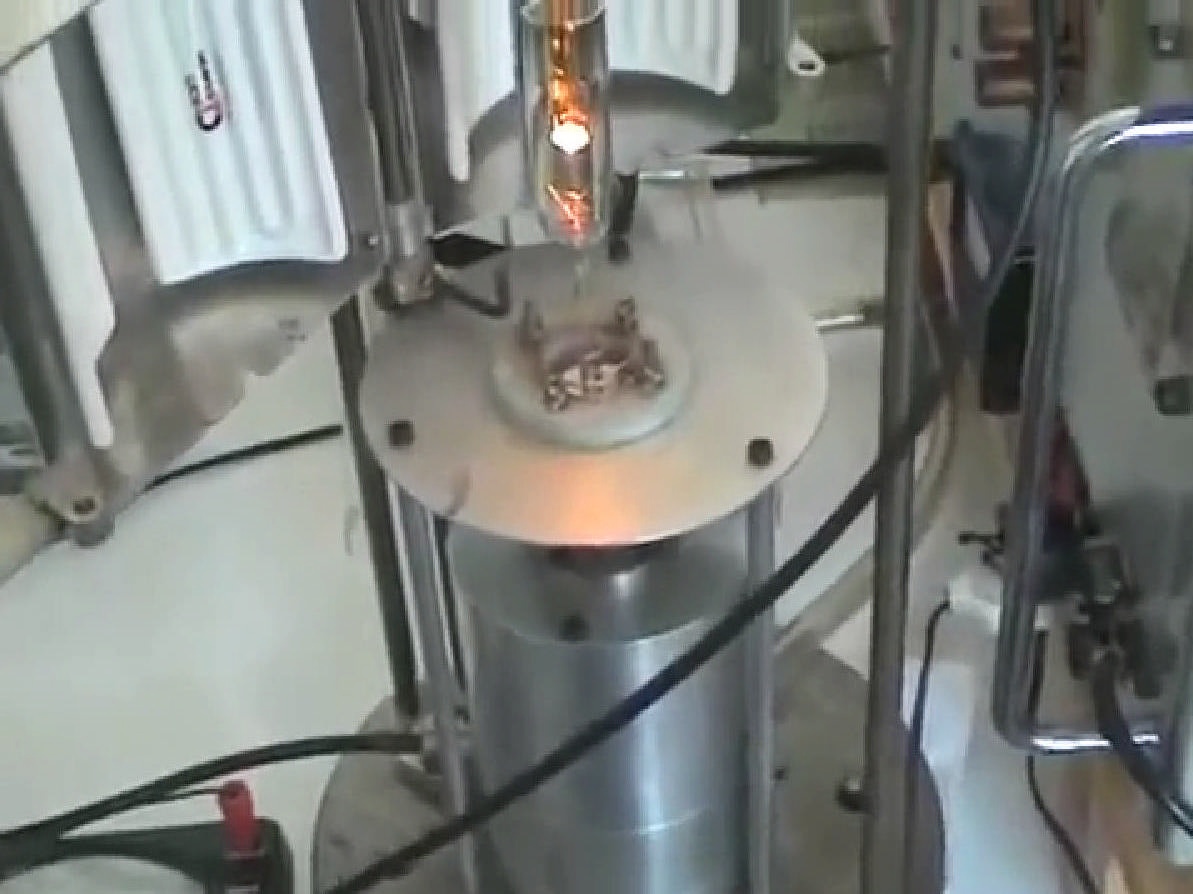 Фото 5.2. Заключительный этап откачки — прогрев вольфрамовой нити накала прямонакального триода