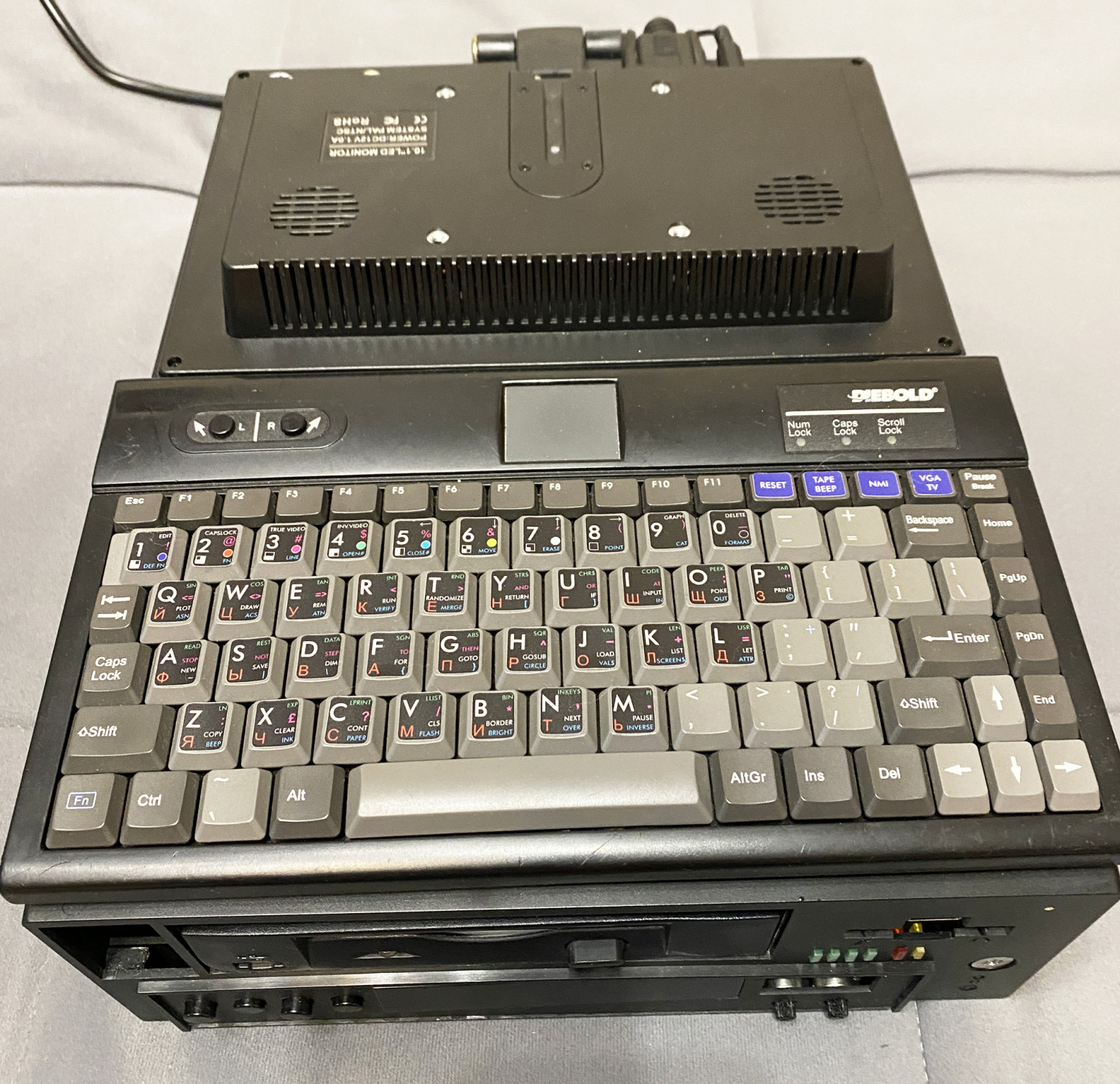 Корпус и монитор в сложенном состоянии