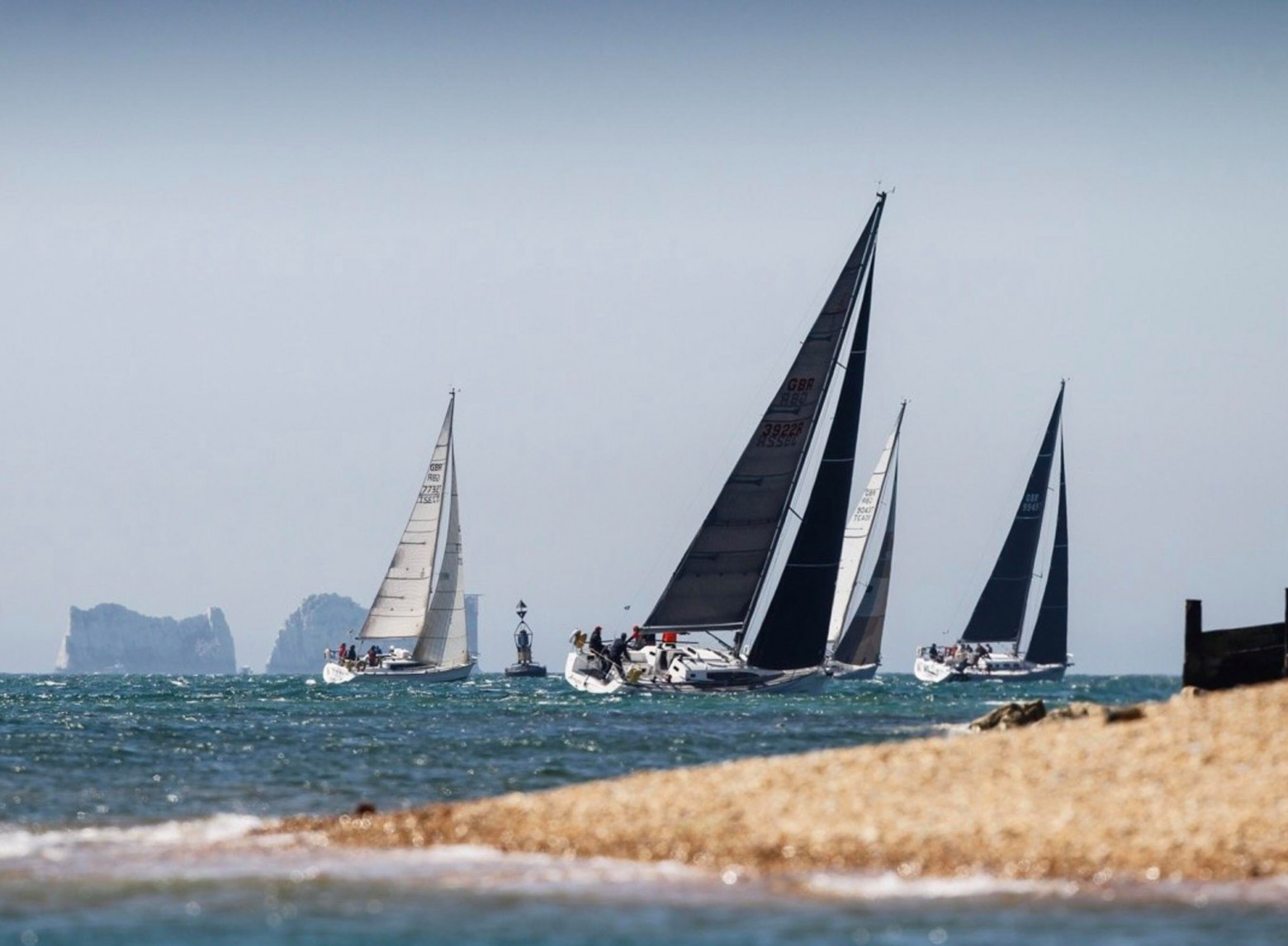 Яхта Fireball в 2019 проходит мимо замка Хёрст, который Генрих 8й построил чтобы стращать французов