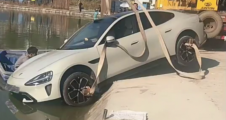 Новейший Xiaomi SU7 нырнул в воду во время автопарковки. Владелец требует компенсацию