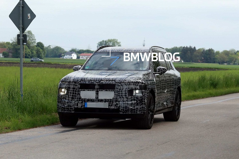 Прототип нового BMW X7 2027 замечен по дорогам Европы: кроссовер получит автоматические двери, а также вентиляцию и массаж задних кресел - 3 Прототип нового BMW X7 2027 замечен по дорогам Европы: кроссовер получит автоматические двери, а также вентиляцию и массаж задних кресел