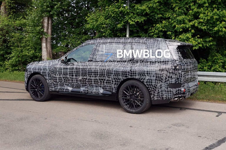 Прототип нового BMW X7 2027 замечен по дорогам Европы: кроссовер получит автоматические двери, а также вентиляцию и массаж задних кресел - 4 Прототип нового BMW X7 2027 замечен по дорогам Европы: кроссовер получит автоматические двери, а также вентиляцию и массаж задних кресел