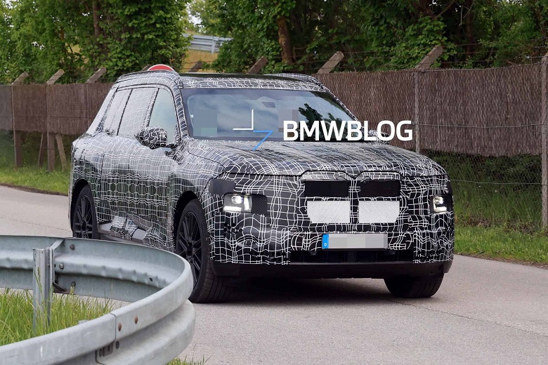 Прототип нового BMW X7 2027 замечен по дорогам Европы: кроссовер получит автоматические двери, а также вентиляцию и массаж задних кресел - 1 Прототип нового BMW X7 2027 замечен по дорогам Европы: кроссовер получит автоматические двери, а также вентиляцию и массаж задних кресел