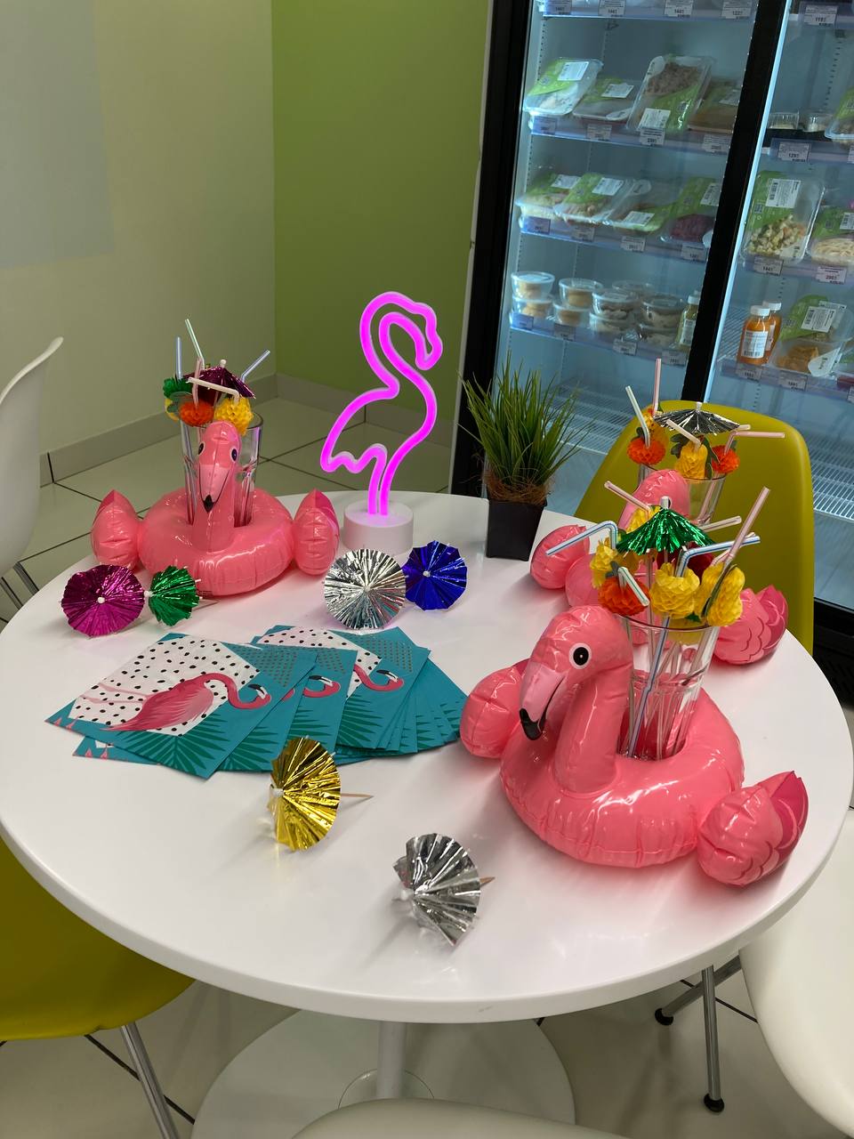 Один из кофе-поинтов в нашем офисе — да, фламинго были настоящим символом какое-то время