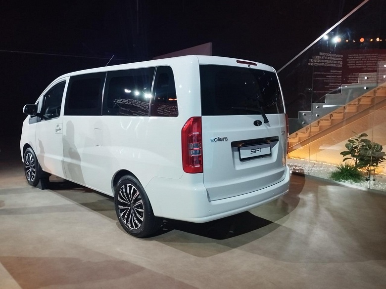 Просторный 7-местный микроавтобус по цене Lada Largus. В России представили пассажирский Sollers SF1: турбомотор и цена от 2,5 млн рублей - 2 Просторный 7-местный микроавтобус по цене Lada Largus. В России представили пассажирский Sollers SF1: турбомотор и цена от 2,5 млн рублей