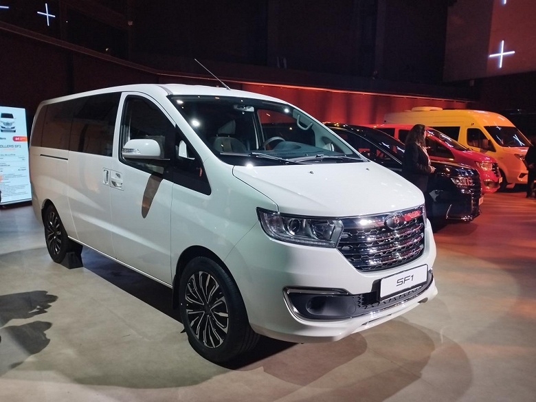 Просторный 7-местный микроавтобус по цене Lada Largus. В России представили пассажирский Sollers SF1: турбомотор и цена от 2,5 млн рублей - 1 Просторный 7-местный микроавтобус по цене Lada Largus. В России представили пассажирский Sollers SF1: турбомотор и цена от 2,5 млн рублей