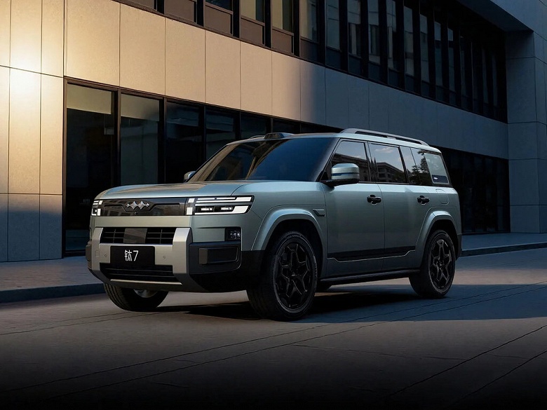 Салон премиум-класса, гибридная система на 490 л.с., полный привод &mdash; 5,78 млн рублей. В России стартовали продажи &laquo;китайского Defender&raquo; &mdash; BYD Leopard Titanium 7