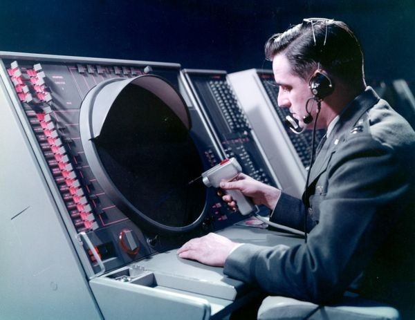 Оператор взаимодействует с терминалом SAGE с помощью светового пистолета.