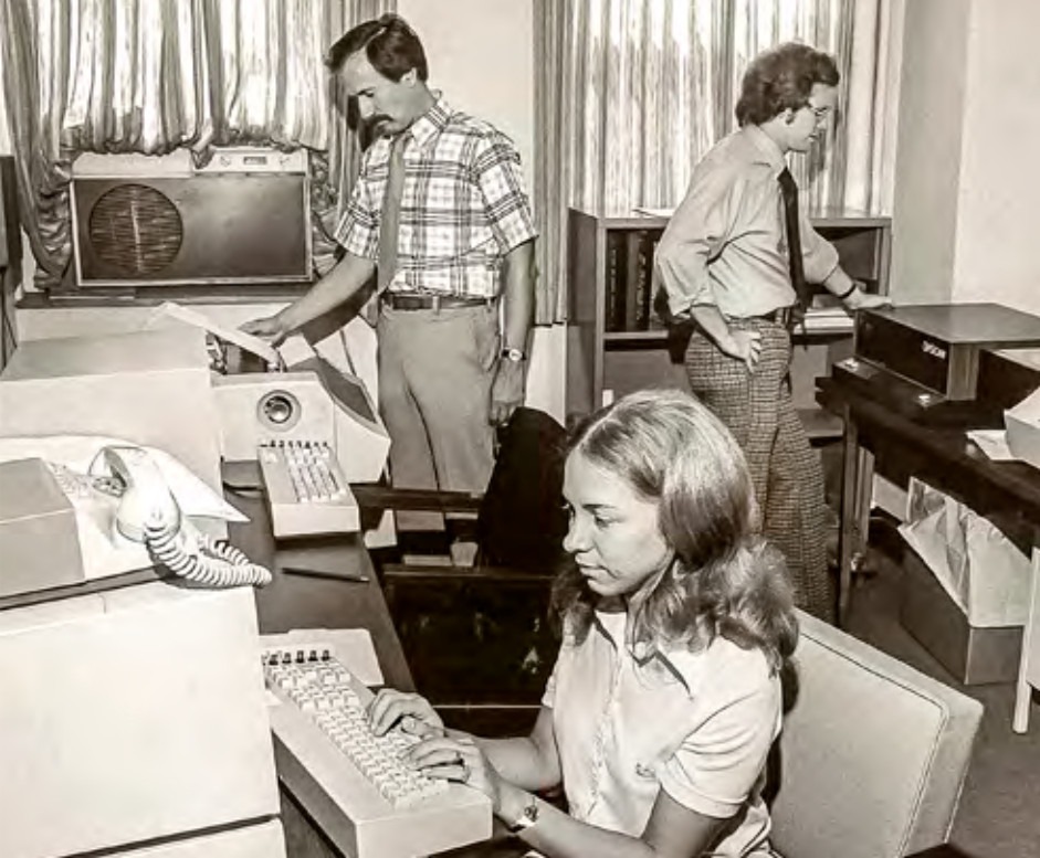 Мой отец, исследователь, специализирующийся на компьютеризированных медицинских картах, был частью культуры DEC и соавтором как минимум одной статьи для DECUS, «Информационные системы амбулаторной помощи, написанные на BASIC‑Plus», опубликованной в сборнике трудов DECUS (осень 1973 г.). На фотографии вверху слева, 1973 год, он изображен в терминальной комнате своего исследовательского института PDP‑11 [Институт Регенстрифа].