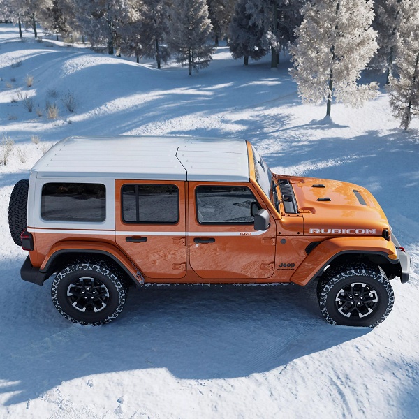 Легендарному Jeep Wrangler добавили стиля: все тот же 3,6-литровый атмосферный V6 Pentastar, но теперь за белой решеткой радиатора