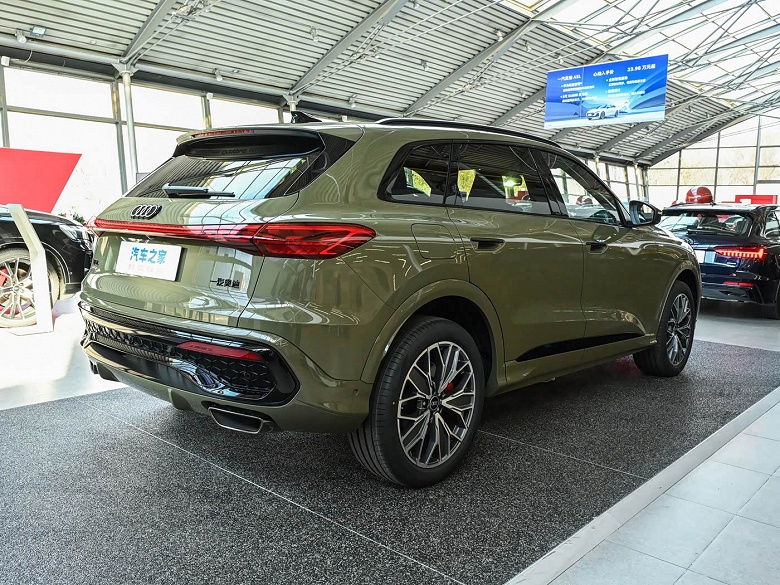 Новый Audi Q5L засняли у дилера: такой же большой, как Volkswagen Touareg, 272-сильный мотор, полный привод и автопилот Huawei