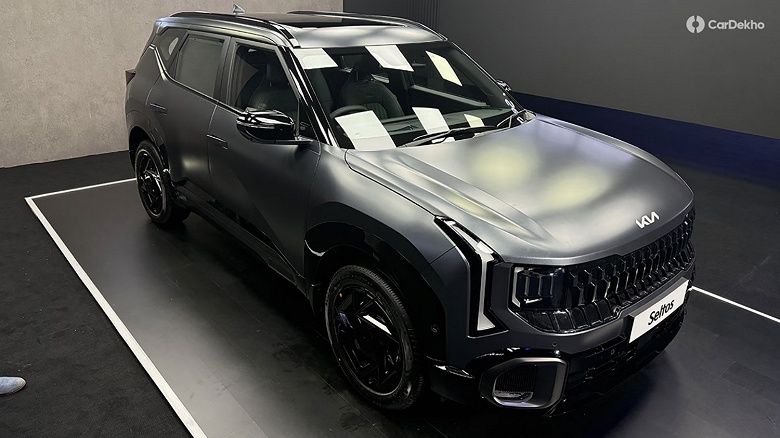 Совершенно новый Kia Seltos показали на живых фото: матовый черный цвет, три 1,5-литровых мотора и 6-ступенчатый «автомат» - 1 Совершенно новый Kia Seltos показали на живых фото: матовый черный цвет, три 1,5-литровых мотора и 6-ступенчатый «автомат»