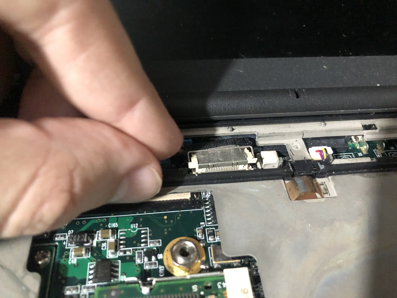 Дисплей подключен через LVDS — как и в некоторых современных ноутбуках! В некоторых устройствах тех лет можно было также найти DSTN-матрицы с параллельным RGB-интерфейсом.