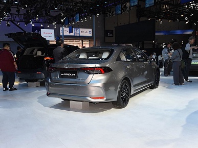 Совершенно новая Toyota Corolla выходит 21 декабря, машину с &laquo;лицом&raquo; Camry и новым салоном показали на фото