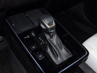 Совершенно новая Toyota Corolla выходит 21 декабря, машину с &laquo;лицом&raquo; Camry и новым салоном показали на фото