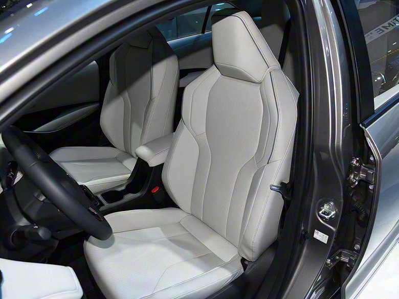 Совершенно новая Toyota Corolla выходит 21 декабря, машину с &laquo;лицом&raquo; Camry и новым салоном показали на фото