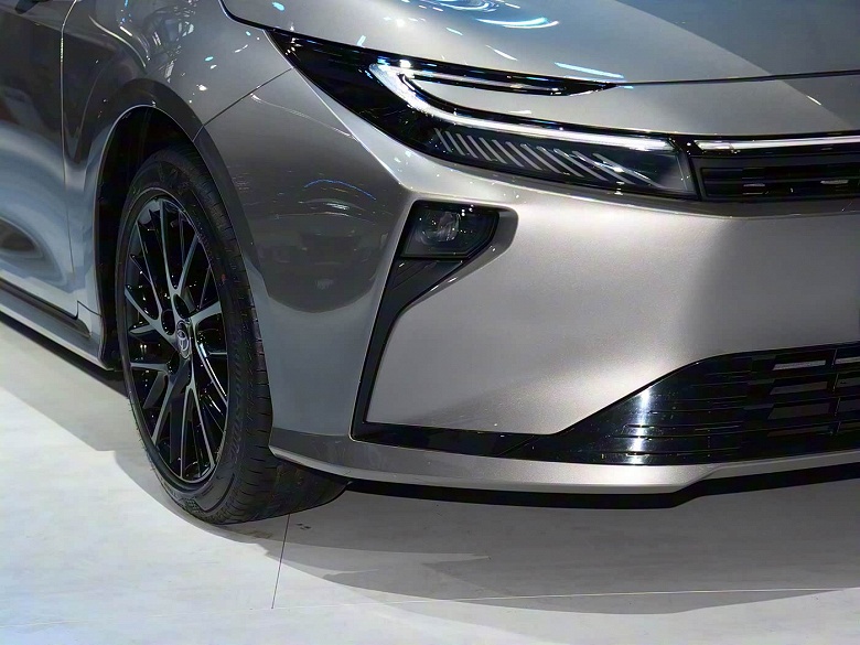 Совершенно новая Toyota Corolla выходит 21 декабря, машину с &laquo;лицом&raquo; Camry и новым салоном показали на фото