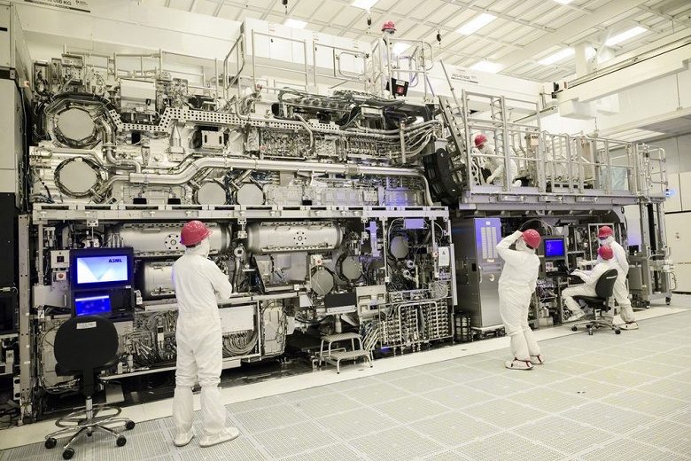 Intel уже установила у себя первую самую современную машину ASML для EUV-литографии с высокой числовой апертурой - 1 Intel уже установила у себя первую самую современную машину ASML для EUV-литографии с высокой числовой апертурой