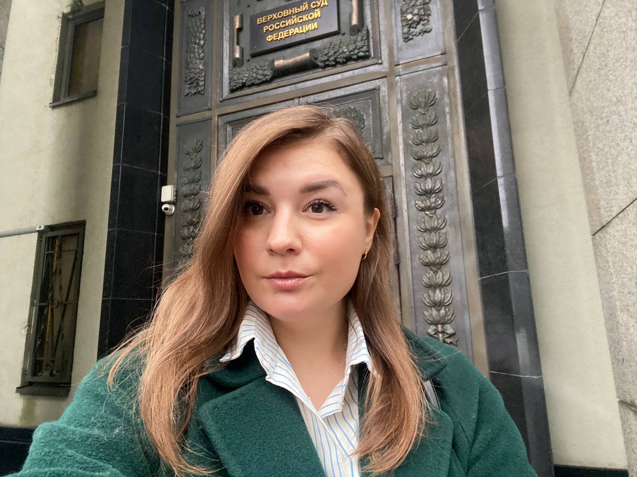 Как и в прошлый раз, наш специальный корреспондент Маргарита Булатова пыталась попасть на заседание Верховного Суда по спору между Ларисой Долиной и Полиной Лурье – но внутрь ее, к сожалению, не пустили (было и так слишком много журналистов)