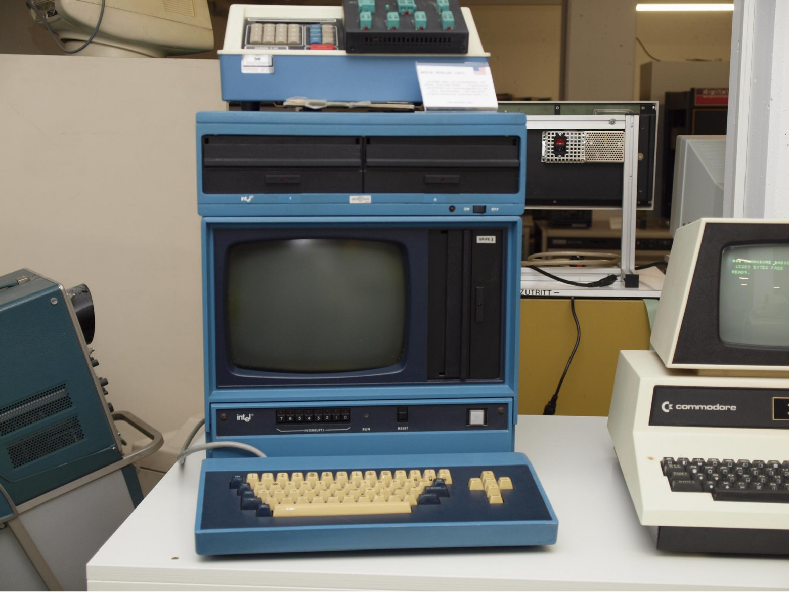 Рабочая станция Intel MDS-80, также известная как «Blue Box»