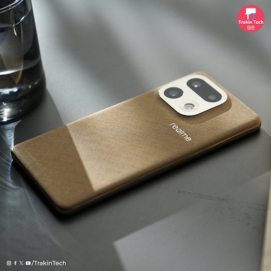 Довольно необычный задник. Realme 16 Pro+ предстал во всей красе на качественных живых фотографиях - 2 Довольно необычный задник. Realme 16 Pro+ предстал во всей красе на качественных живых фотографиях