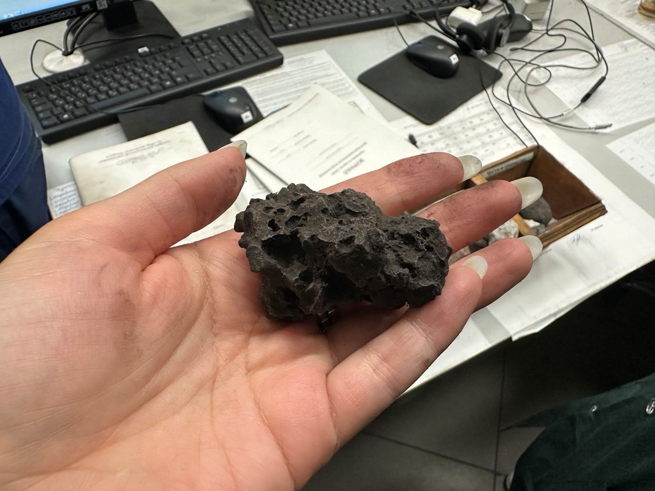 Агломерат, на мой взгляд, внешне мало чем отличающийся от кокса, но в руке понимаешь, что он гораздо плотнее и тяжелее    