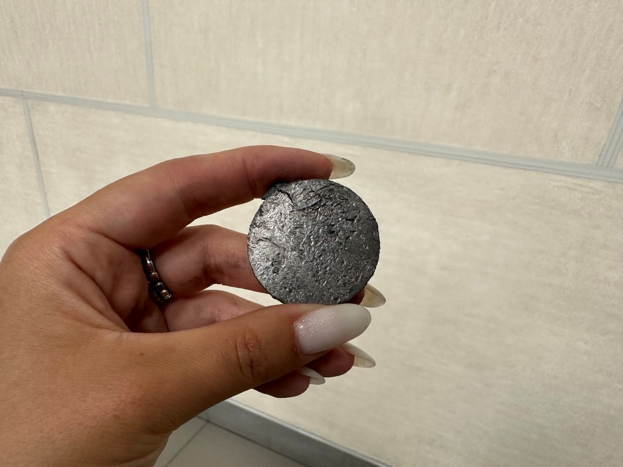 Ну а это уже продукт после приготовления в печи — проба чугуна    