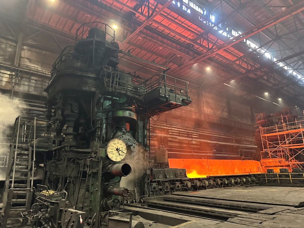 Среди кокса, шлака, валков и лебедей: день на металлургическом комбинате - 33