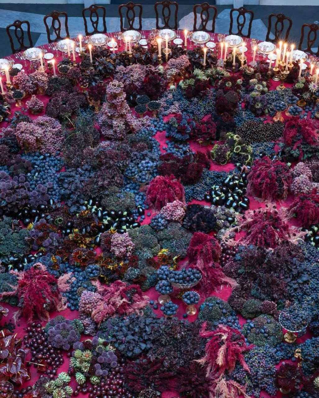 За таким столом и семейные разборки как-то приятней проводить