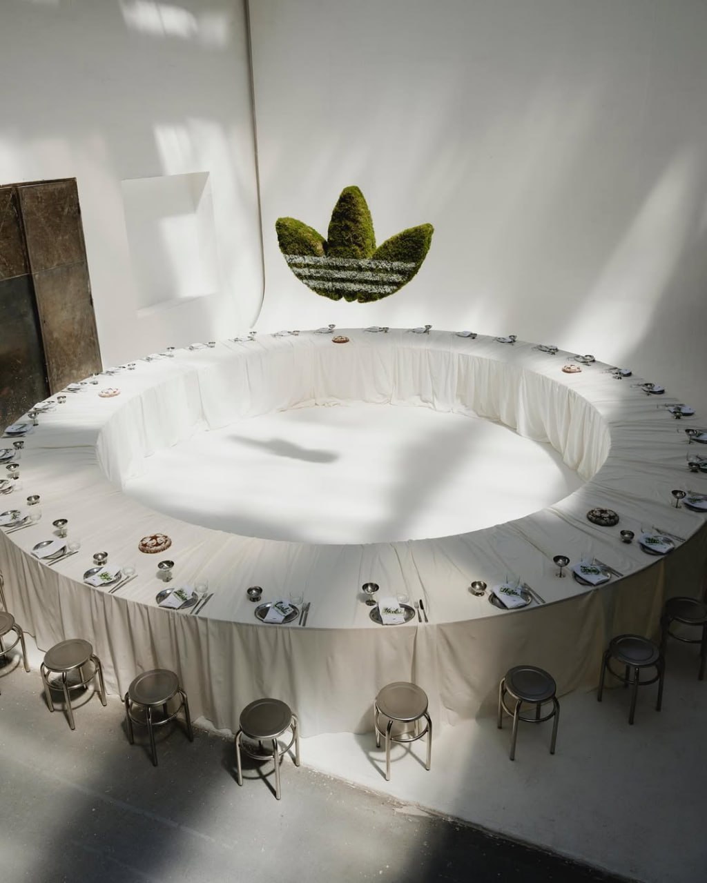 10 примеров впечатляющего оформления брендовых ужинов - 17