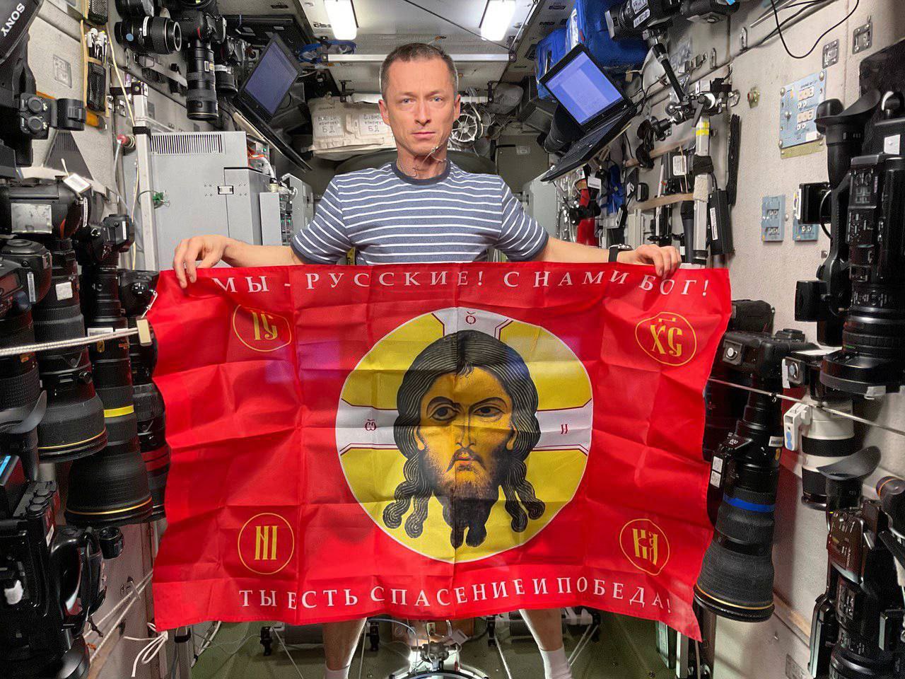 Стяг с ликом Иисуса Христа со словами Александра Суворова и цитатой из Патриаршей молитвы о мире.