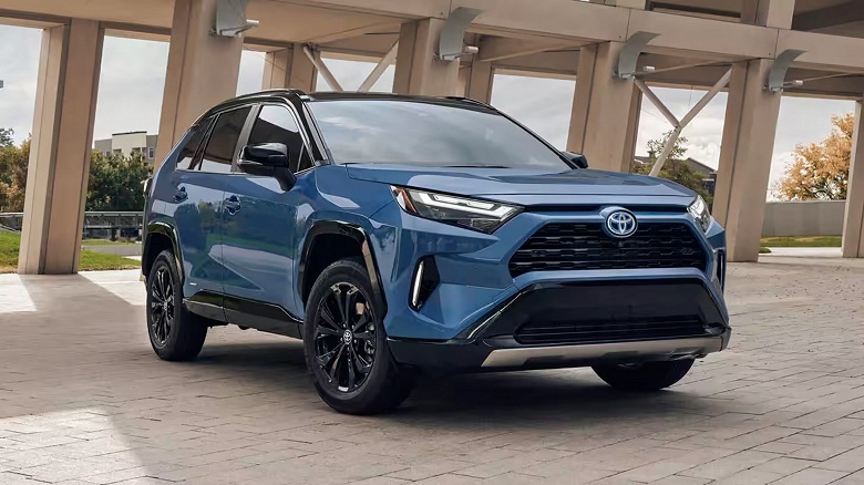 Toyota RAV4 существенно подорожал в России. Популярный кроссовер под заказ &mdash; от 3 млн рублей, хотя два месяца назад его можно было заказать за 2,1 млн рублей