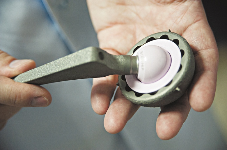 Биосовместимость без золота: в России разработали новую технологию пайки керамики и металла