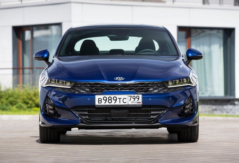 Большой седан Kia K5 никуда не уходит: он получит обновление, новые моторы и останется на рынке до 2030 года