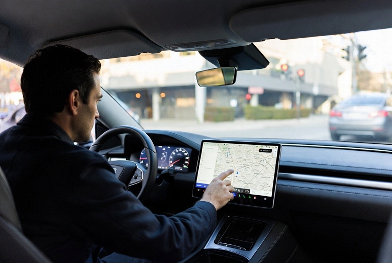 Сенсорные экраны в автомобилях значительно отвлекают водителей, показало исследование
