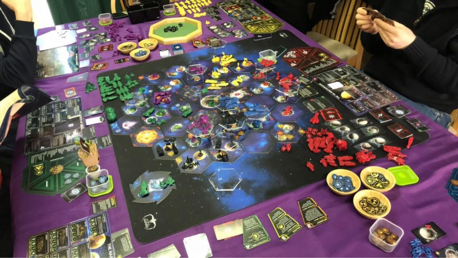 Процесс игры. Да, места она занимает тоже много. Но всяческие аксессуары упрощают раскладку и даже экономят время партии