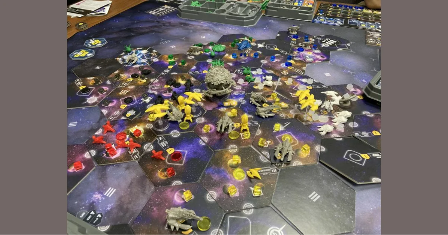 На первый взгляд, очень похоже на Сумерки империи. Да и на второй тоже 