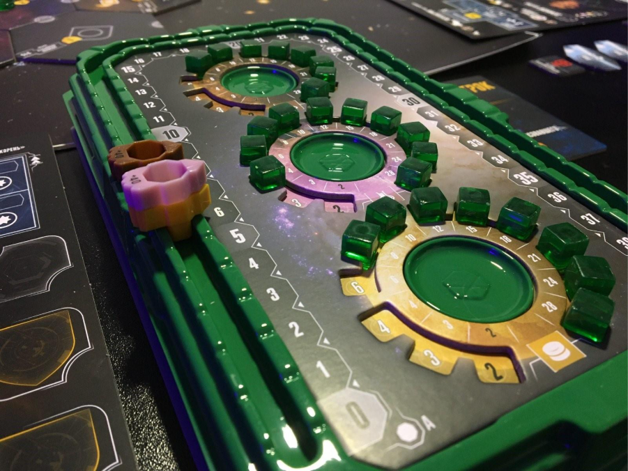 Ещё один планшет, который отслеживает всю экономику игрока. Очень удобно и наглядно, даже если случайно тряхнуть стол, то всё останется на месте