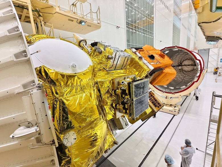 &laquo;Аистов&raquo; упаковали в головную часть ракеты: зрелищные кадры подготовки к старту с Восточного