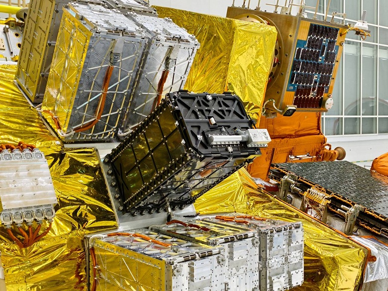 &laquo;Аистов&raquo; упаковали в головную часть ракеты: зрелищные кадры подготовки к старту с Восточного