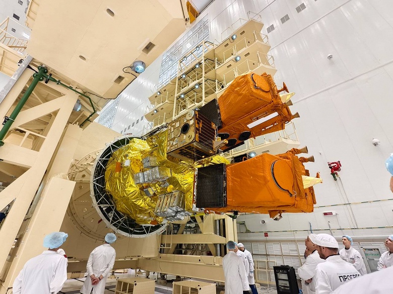 &laquo;Аистов&raquo; упаковали в головную часть ракеты: зрелищные кадры подготовки к старту с Восточного