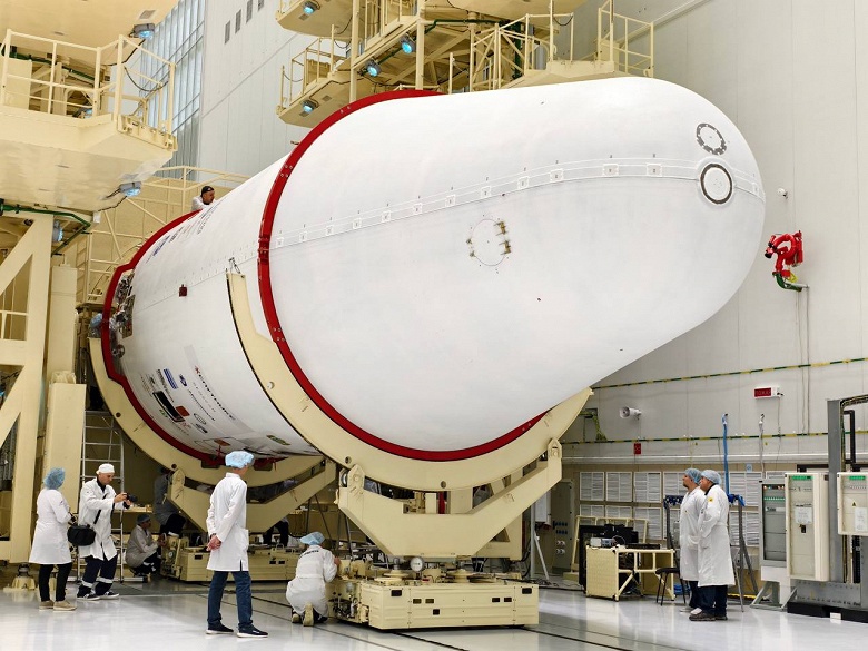 &laquo;Аистов&raquo; упаковали в головную часть ракеты: зрелищные кадры подготовки к старту с Восточного