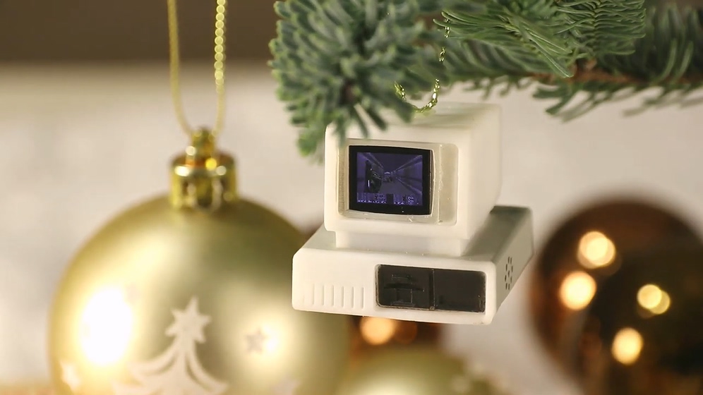 Ёлочная игрушка, на которой запустили Doom - 1