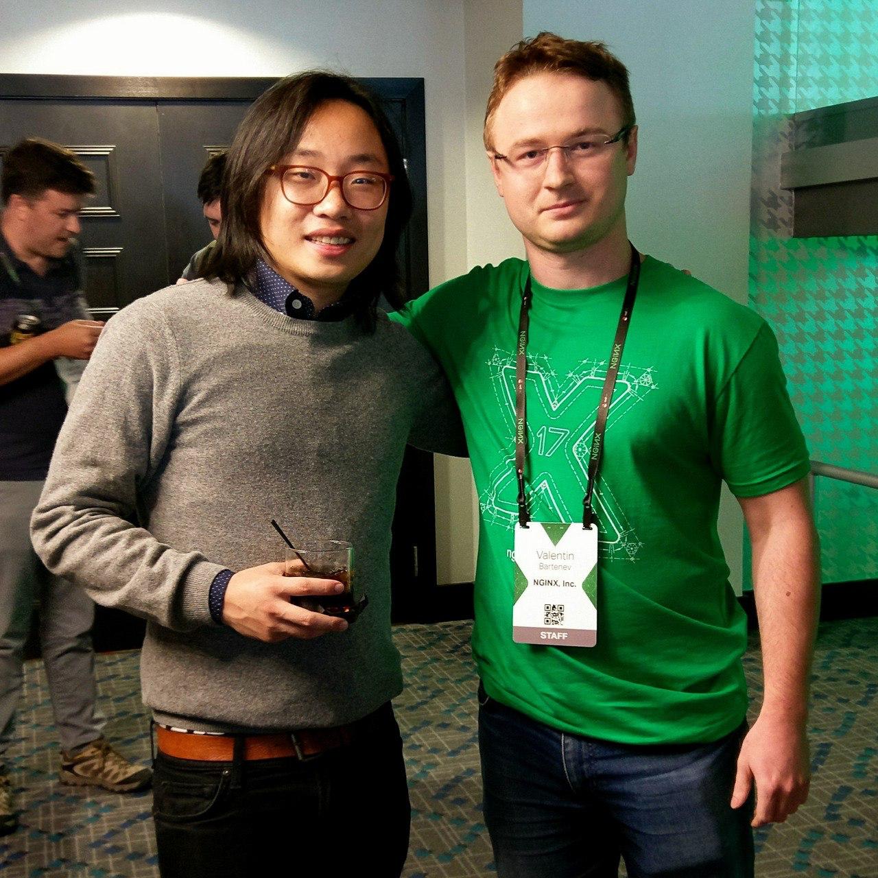 Валя и какой-то смутно знакомый чувак :-) Нам иногда кажется, что мы буквально живем в сериале Silicon Valley. Прям вот каждый год как сезон. Но у нас все закончится более успешно, чем у коллег :-)