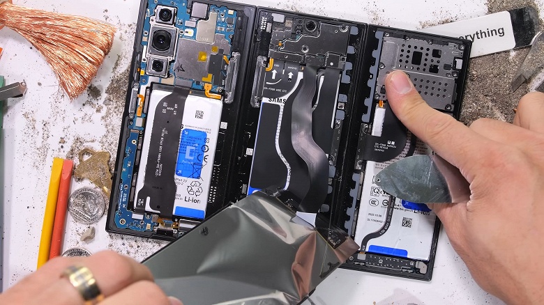 Samsung Galaxy TriFold жгли, царапали, ломали и в итоге разобрали. До смартфона добрался известный блогер JerryRigEverything