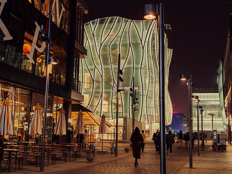 Непрерывный зум без компромиссов: как выглядит Xiaomi 17 Ultra вживую, и как он снимает на самом деле, рассказал и показал Digital Chat Station