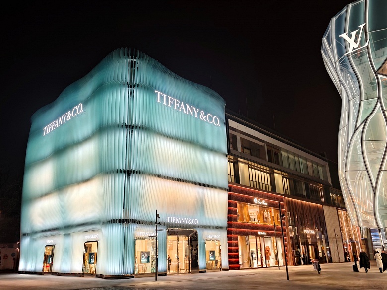 Непрерывный зум без компромиссов: как выглядит Xiaomi 17 Ultra вживую, и как он снимает на самом деле, рассказал и показал Digital Chat Station