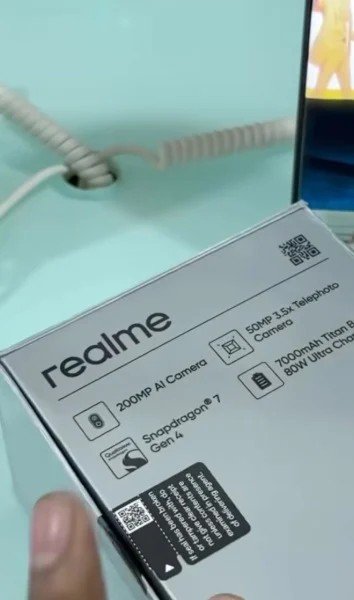 7000 мАч, 200 Мп основа, 50-мегапиксельный «телевик», но та же платформа, что и у предшественника. Фото коробки раскрывает параметры Realme 16 Pro+ - 1 7000 мАч, 200 Мп основа, 50-мегапиксельный «телевик», но та же платформа, что и у предшественника. Фото коробки раскрывает параметры Realme 16 Pro+