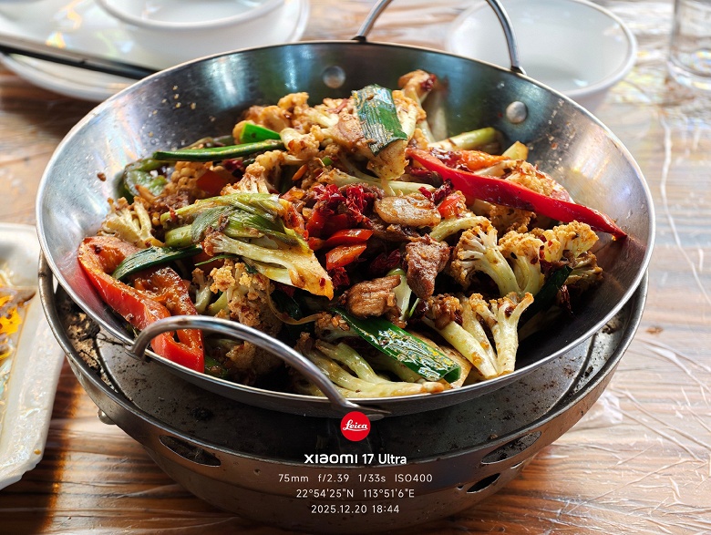 Xiaomi 17 Ultra чаще делает удачные ночные кадры, чем Xiaomi 15 Ultra. Лу Вейбинг показал фото, сделанные только на новый телеобъектив - 1 Xiaomi 17 Ultra чаще делает удачные ночные кадры, чем Xiaomi 15 Ultra. Лу Вейбинг показал фото, сделанные только на новый телеобъектив