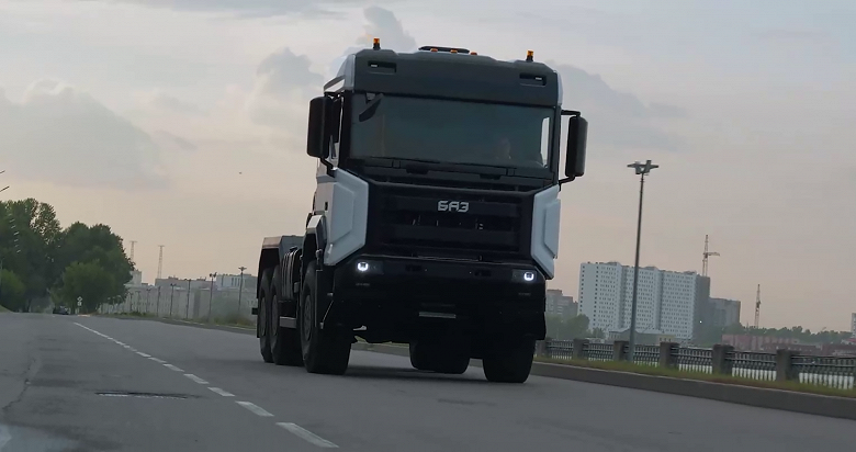 Абсолютно новый российский грузовик для тяжелых условий с локализацией 90% и «легковой» подвеской: стартовала серийное производство уникальных тягачей БАЗ - 1 Абсолютно новый российский грузовик для тяжелых условий с локализацией 90% и «легковой» подвеской: стартовала серийное производство уникальных тягачей БАЗ